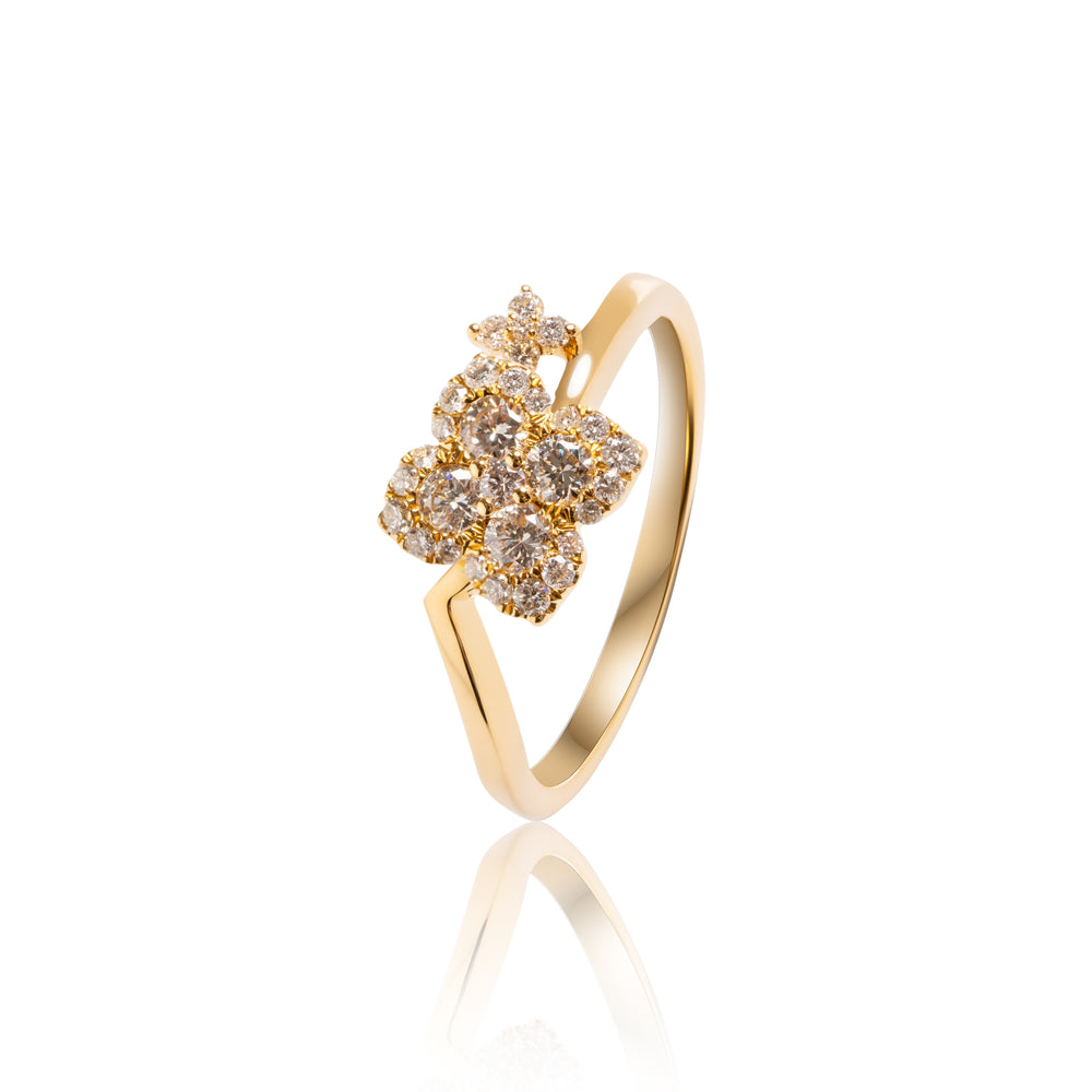 
                  
                    Load image into Gallery viewer, Four leaf clover diamond ring in 18k gold
                  
                
