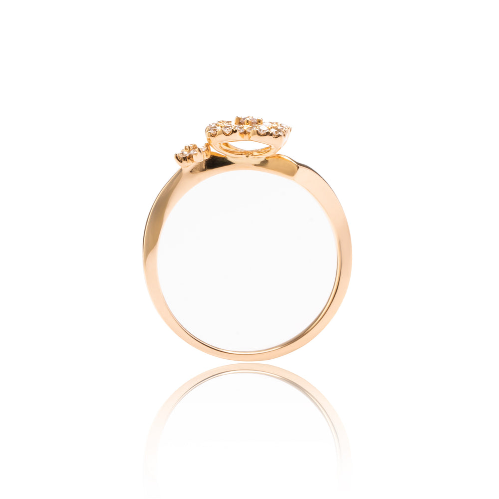 
                  
                    Load image into Gallery viewer, Four leaf clover diamond ring in 18k gold
                  
                
